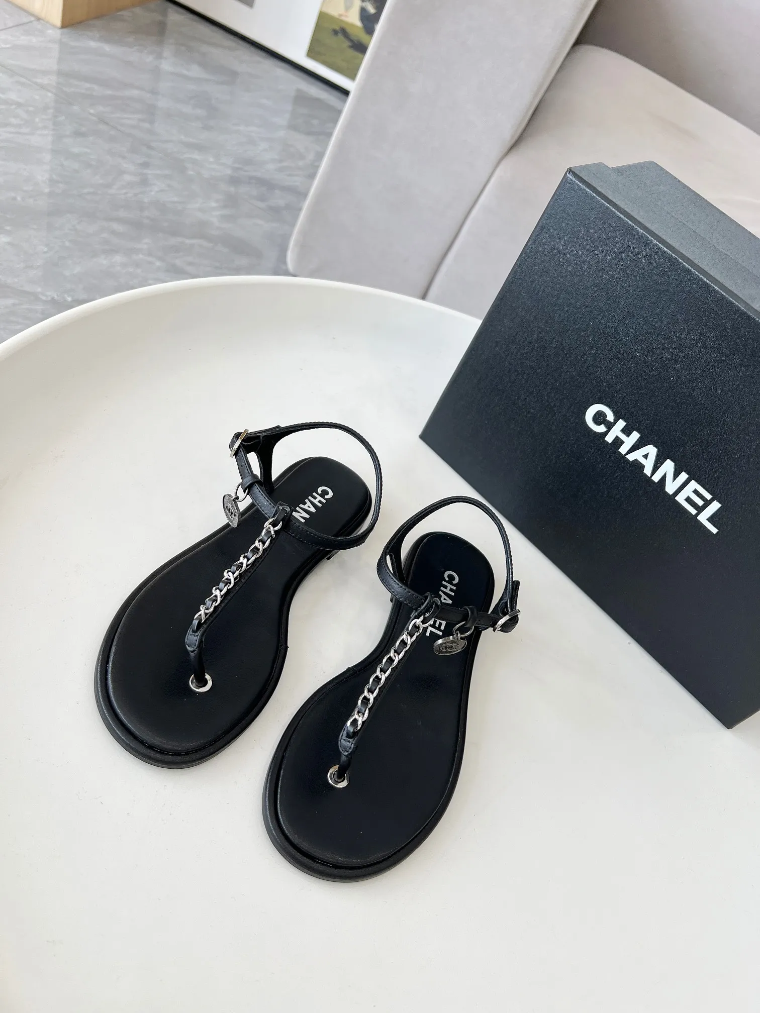 👟👟Ex-factory price 380👟👟 Genuine leather sole +40 CHANEL2025 Xiaoxiang new classic flip-up sandals👡 👄Original 1:1 molded logo🧡Exudes lasting charm Xiaoxiang sandals👡Vivid intellectual elegance👥Brings out the unique beauty of women👩‍🦰 Fabric: Sheepskin Lining: Imported sheepskin , Outsole: Rubber outsole (leather outsole) Color: black/apricot/white, code number: 35-40 (41-41 customization is non-returnable and non-exchangeable) Leather outsole, rubber sole